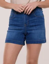 Short de jean azul de tiro medio y calce cómodo con elasticidad, con pretina, pasadores, bolsillos y ruedo con dobladillo ancho.