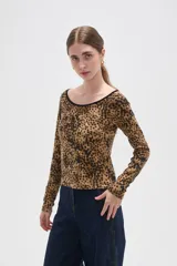 Remera de manga larga con cuello bote, confeccionada en tejido con estampado animal print tipo leopardo y borde negro en el escote.