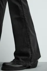 Jeans flare fit de tiro medio, confeccionados en denim de algodón color azul con efecto deslavado. Diseño ajustado en la parte superior y abierto en campana desde la rodilla, con cinco bolsillos y cierre frontal con cremallera y botón.