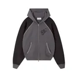 Campera canguro Nude Project con cierre frontal, capucha y bolsillos tipo kadoro. Diseño bicolor con cuerpo gris y mangas negras, con detalles de costuras visibles y logo bordado en el pecho.