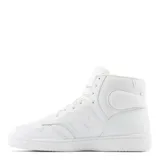 Championes New Balance modelo 480 de caña media, color blanco total. Presentan un diseño minimalista con el logo N característico en el lateral, confeccionados en cuero y material textil, con suela de goma flexible y cierre mediante cordones.