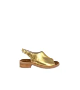 Sandalias amarillas de cuero con puntera abierta, taco bajo de madera y tira trasera con hebilla.