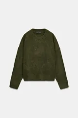 Jersey de punto de cuello redondo y manga larga, con diseño de corte holgado y acabados en rib en cuello, puños y ruedo.