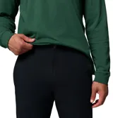 Pantalón chino Columbia de color negro, con bolsillos laterales con cierre y un bolsillo tipo cargo pequeño.
