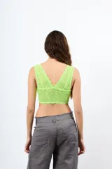Top de encaje color verde oscuro, con escote en V pronunciado y diseño sin mangas.