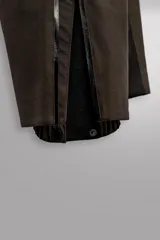 Pantalón deportivo de esquí color negro, confeccionado en tejido técnico impermeable de tres capas con costuras y cremalleras termoselladas. Cuenta con tirantes elásticos regulables, cintura ajustable, bolsillos frontales con cierre, refuerzos en la parte inferior de la pernera y sistema de rescate RECCO integrado.