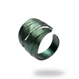 Pulsera Swan de cuero color verde oscuro, con diseño envolvente de inspiración orgánica que simula hojas superpuestas con textura.