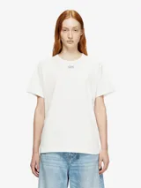 Remera de algodón negra de calce regular, con cuello redondo y mangas cortas. Presenta el icónico logo Oval D con acabado metálico en el centro del pecho.