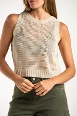 Chaleco tejido sin mangas de calce al cuerpo, con cuello redondo y diseño de punto abierto. Presenta terminaciones acanaladas en cuello, sisas y ruedo.