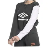 Buzo deportivo Umbro de cuello redondo, con diseño bicolor que presenta cuerpo y manga derecha en gris oscuro, y manga izquierda en blanco. Incluye el logo de la marca estampado en el frente.