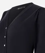 Cardigan negro de punto con cuello en V, mangas largas y cierre frontal con botones perlados.