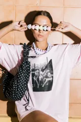 Collar de cuentas esféricas de tamaño mediano en color lila pastel, con diseño minimalista y versátil.