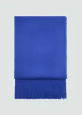 Bufanda de tejido de punto en color azul vibrante, con terminación de flecos en los extremos.