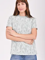 Remera blanca con estampado abstracto en color marrón.