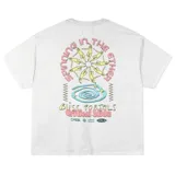 Remera Critical Slide Portals Jumbo de color blanco, manga corta y cuello redondo. Presenta un pequeño estampado gráfico bordado en el pecho izquierdo con un diseño espiral y texto.