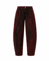 Pantalón unisex de jean liviano con efecto lavado en tono rojo, de silueta amplia tipo barrel con inspiración en la bombacha de campo y piernas levemente curvadas.