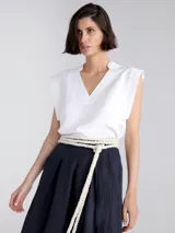 Remera blanca sin mangas con cuello mao.