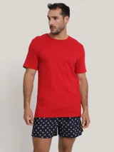 Pack de tres remeras de cuello redondo confeccionadas en algodón, con diseño clásico de manga corta y logo de la marca bordado en la parte inferior.