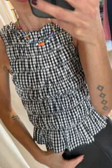 Top sin mangas con estampado de cuadros Vichy en blanco y negro, con diseño fruncido elástico en todo el cuerpo y cuello alto.