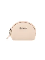 Portamonedas de simril cuero color beige de forma semicircular, con cierre superior y placa metálica con el logo de la marca en el frente.