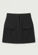 Short pollera azul marino con bolsillos delanteros simulados con solapa y cierre frontal oculto.