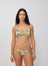 Bombacha de bikini con diseño estampado de hojas tropicales y flores sobre fondo color salmón, con tiras laterales ajustables.