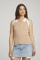 Top sin mangas color beige, de punto acanalado, con cuello polo blanco y cierre frontal con botones.