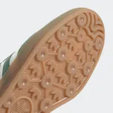 Championes Adidas Gazelle Indoor color verde con las tres tiras blancas y suela de goma color caramelo.