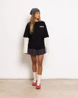 Remera negra con mangas largas blancas, con logo Coolway estampado en el frente.