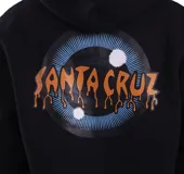Canguro negro con capucha y bolsillo frontal tipo canguro. Presenta un estampado circular en el pecho con el logo de Santa Cruz en tipografía naranja con efecto de goteo sobre un fondo azul.