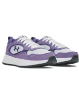 Championes Under Armour modelo Mirage Sport, con diseño de inspiración retro. Presentan una combinación de malla transpirable con superposiciones de gamuza y cuero en tonos violeta y blanco. Incluyen entresuela de EVA para amortiguación y suela de goma resistente.