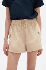 Short cargo negro de poliéster, con cintura elástica fruncida y cordón ajustable. Posee bolsillos laterales tipo cargo.