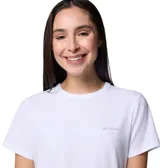 Remera de manga corta Columbia, color blanco, con cuello redondo y logo de la marca estampado en el pecho. Confeccionada con tecnología Omni-Wick para absorción de humedad y protección solar Omni-Shade.