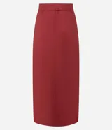 Pollera midi de estilo sastrero color bordó, con cintura estructurada, trabillas y lazo frontal en cordón del mismo tono. Presenta un corte recto y fluido.