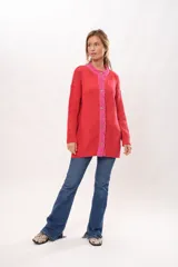 Saco rojo de algodón con detalles en relieve y terminaciones en crochet fucsia.