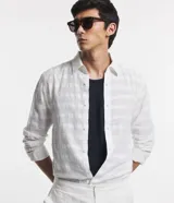 Camisa de hombre, manga larga, color beige claro, con cuello inglés y textura grid.