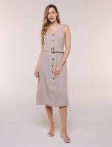 Vestido midi abotonado verde melange, con escote recto, tirantes anchos y falda de calce recto con vuelo sutil. Tiene abotonadura frontal completa con botones estilo carey, cinto textil con hebilla para ajustar la cintura y bolsillos laterales.