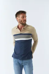 Polo de hombre marca Brookfield, manga larga, color beige con rayas horizontales azul marino y blanco en el pecho. Tiene cuello clásico con botones y logo estampado en el pecho.
