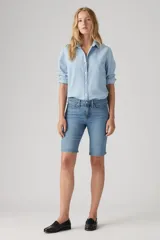 Bermuda de jean celeste con corte a la rodilla.