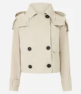 Trench coat cropped beige con capucha, cierre cruzado con botones y mangas largas.