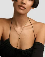 Collar dorado con cadena fina y colgantes en forma de gota.