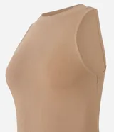 Vestido midi color beige, confeccionado en tejido de punto acanalado, sin mangas y de corte ajustado.