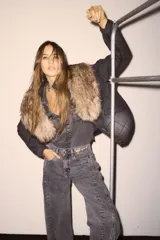 Estola de pelo sintético con textura suave y diseño envolvente, ideal para complementar abrigos y prendas de invierno.