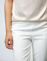 Pantalón negro de gabardina, marca Zac & Rachel, de corte recto, con pretina con faja interna y bolsillos delanteros y traseros.