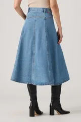 Falda midi de denim en tono azul clásico, con corte evasé, tiro medio, costuras yugulares destacadas y cierre frontal con botones metálicos.