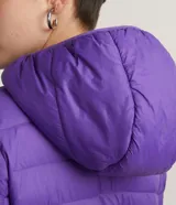 Campera puffer ultra ligera de Blue Steel, color rojo, con capucha, cierre frontal y bolsillos laterales con cremallera. Diseño acolchado con relleno sintético.