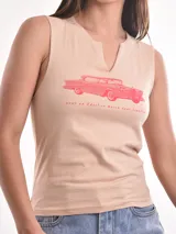 Musculosa color beige con cuello en V y estampa de un auto clásico en color rojo.