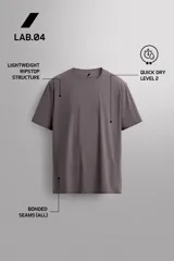 Camiseta de entrenamiento de corte relajado, confeccionada en tejido técnico ligero y elástico con textura microperforada. Presenta cuello redondo, manga corta y costuras termofijadas.