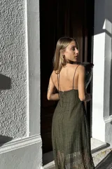 Vestido largo verde oliva con estampado de cuadros, breteles finos cruzados en la espalda, busto tipo corset y transparencias.