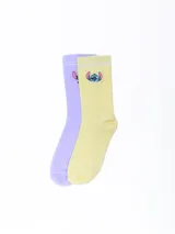 Pack de dos pares de medias de caña media, una color lila y otra color amarillo pastel, ambas con diseño bordado de Stitch.